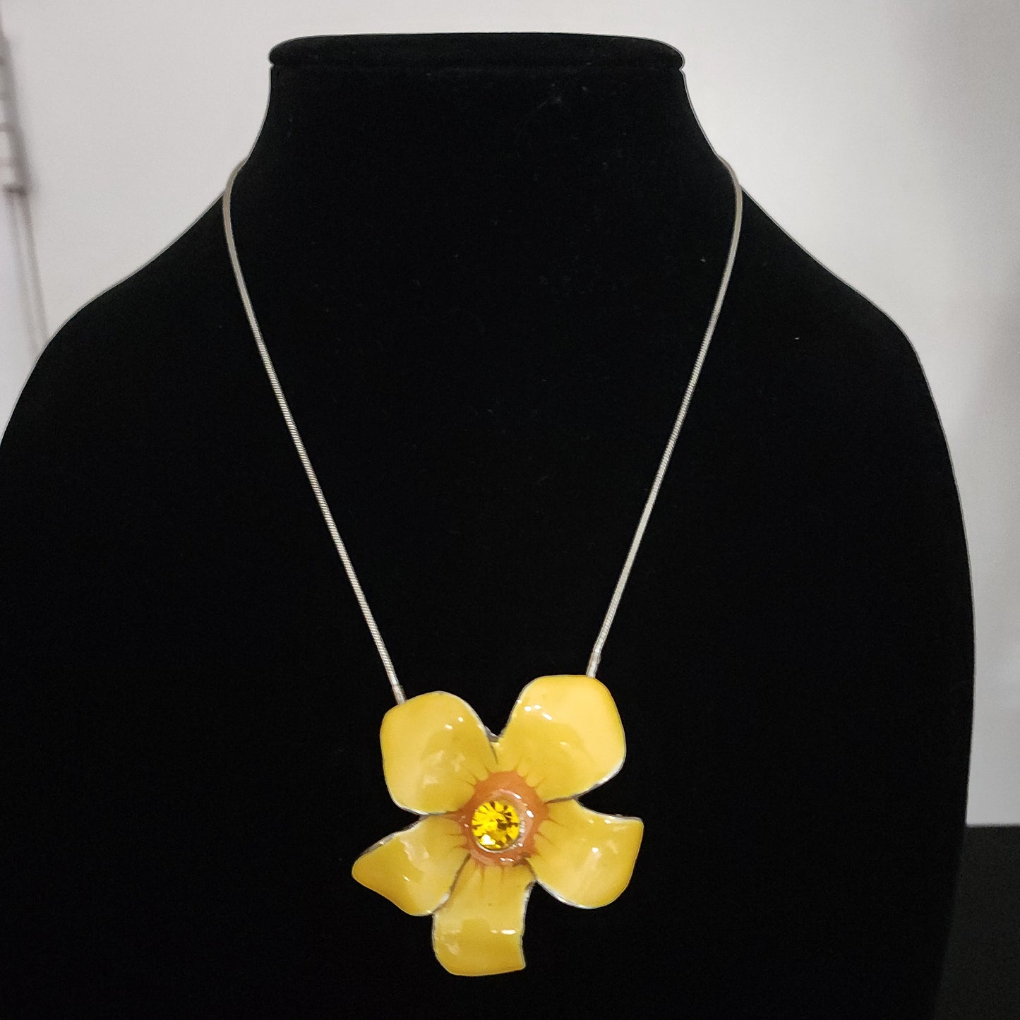 Daisy Flower Pendant Necklace