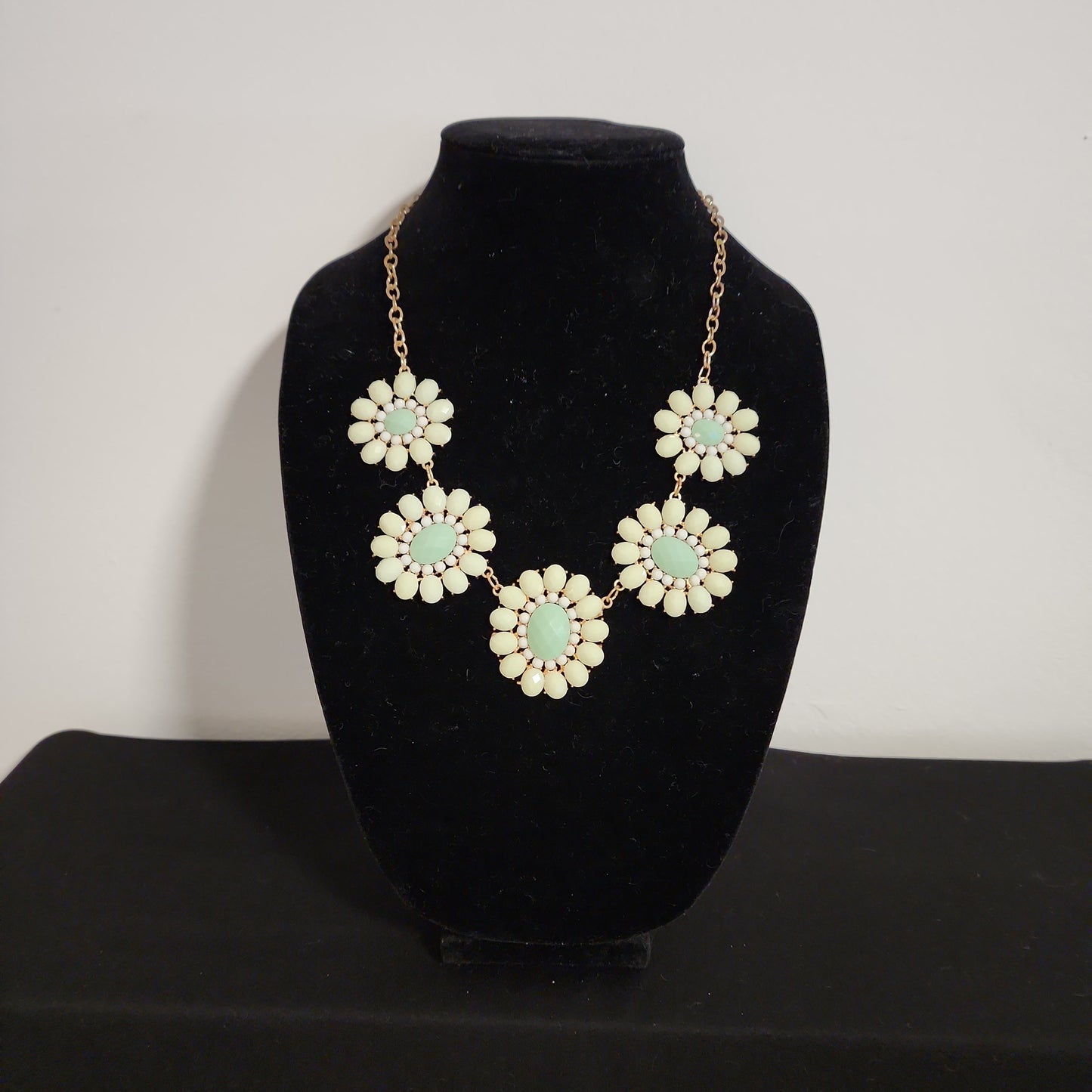 Mint Daisy Necklace